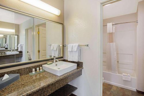La Quinta by Wyndham Las Vegas RedRock/Summerlin - image 5