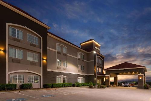 La Quinta Inn & Suites by Wyndham Bridgeport