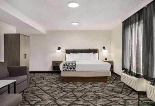 La Quinta Inn & Suites by Wyndham Cleveland Airport West