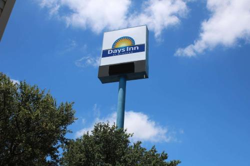 Days Inn by Wyndham Waco University Area