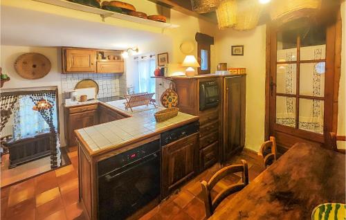 virtuve, Cozy Home In Olargues With Wifi in Saint-Étienne-d'Albagnan