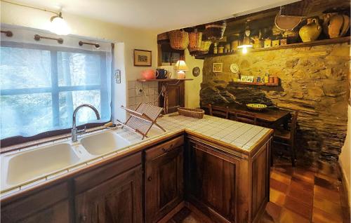 virtuve, Cozy Home In Olargues With Wifi in Saint-Étienne-d'Albagnan