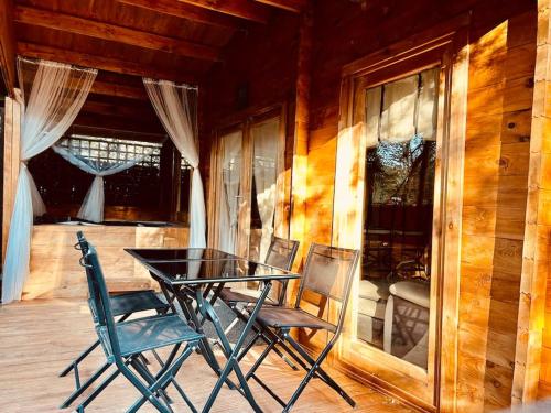 Balcony/terrace, Chalet bois jacuzzi in Bessan