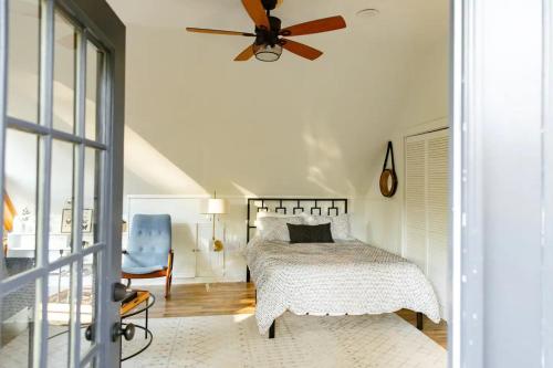 HOT TUB Charming & Chic Mountain Gem On Sleepy Creek in Berkeley Springs, USA