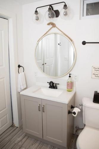 HOT TUB Charming & Chic Mountain Gem On Sleepy Creek in Berkeley Springs, USA