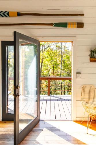 HOT TUB Charming & Chic Mountain Gem On Sleepy Creek in Berkeley Springs, USA