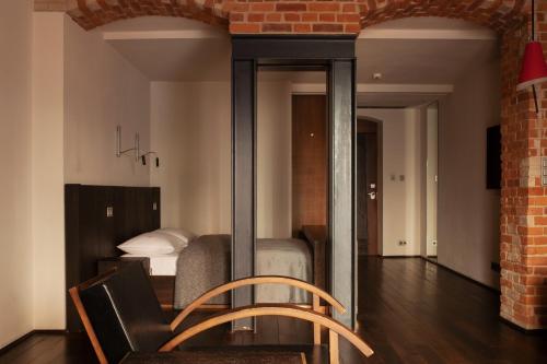 424008964 Hotel Monopol