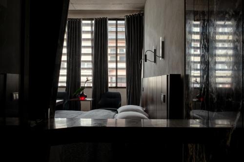 424009281 Hotel Monopol