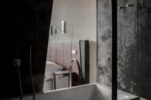 424009284 Hotel Monopol