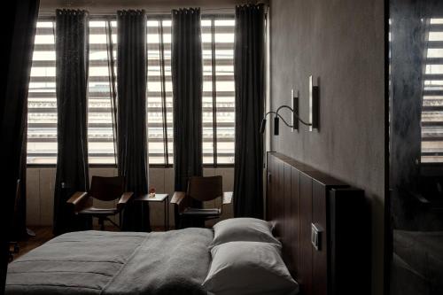 424009287 Hotel Monopol