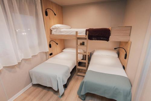 2 bedrooms, 5 beds