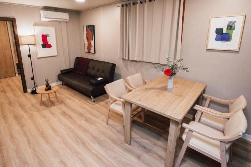 2 bedrooms, 4 beds