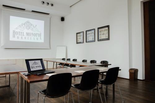 424018154 Hotel Monopol