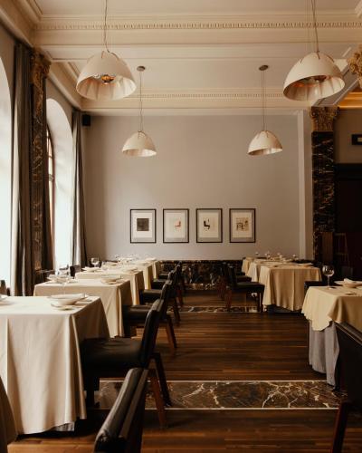 424026977 Hotel Monopol