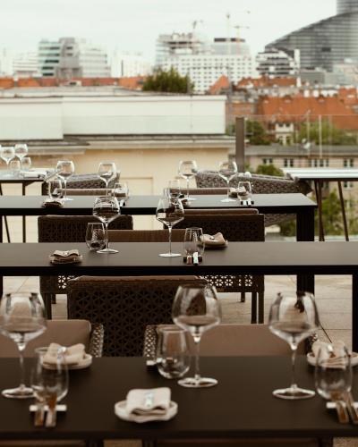 424026978 Hotel Monopol