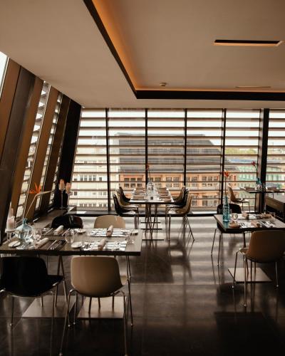 424026981 Hotel Monopol