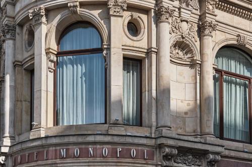 424027942 Hotel Monopol
