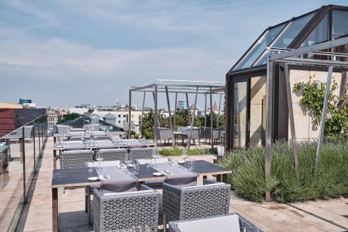 424027948 Hotel Monopol