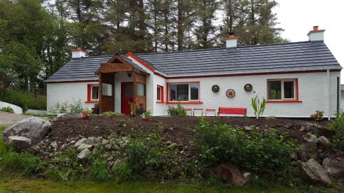 Back2Roots - Beautifully Restored Cottage, Doochary