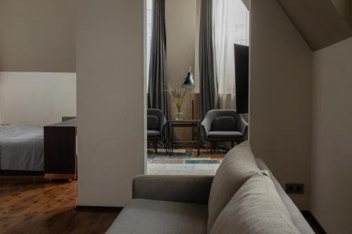 424038838 Hotel Monopol