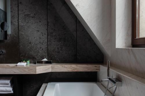 424038843 Hotel Monopol