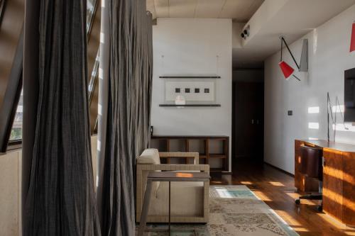 424038849 Hotel Monopol