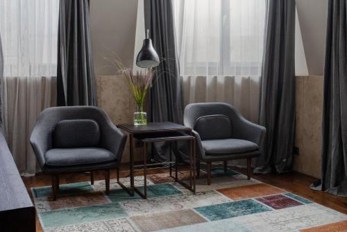 424038851 Hotel Monopol