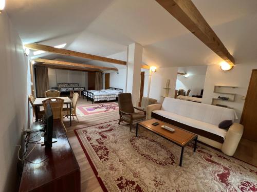 4 twin beds, 2 sofa beds