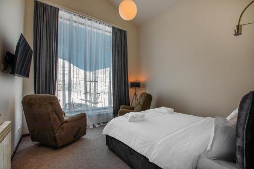 1 queen bed, 2 sofa beds
