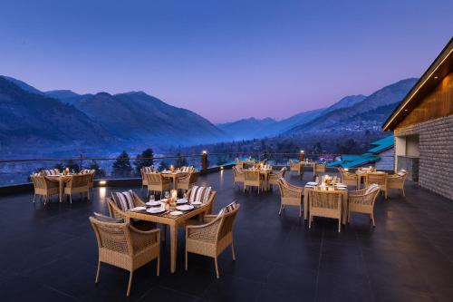 מסעדה, Baragarh Resort & Spa, Manali - IHCL SeleQtions in מנאלי