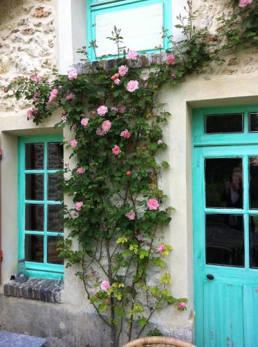 La Chaumière - petit-déjeuner inclus à 15 min de Versailles (La Chaumiere - petit-dejeuner inclus a 15 min de Versailles) in Montfort-l'Amaury