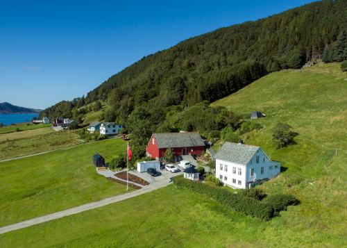 Kråen Gard - Accommodation - Larsnes