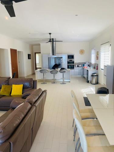 Relax Serviced Ocean 3bedroom Beach Front House