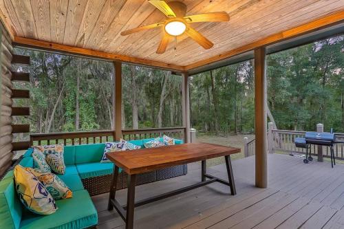 Cozy 4BR Cabin on 11 acres with pool, BBQ & patio! in Florahome, USA