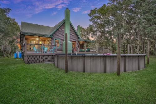 Cozy 4BR Cabin on 11 acres with pool, BBQ & patio! in Florahome, USA