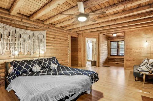 Cozy 4BR Cabin on 11 acres with pool, BBQ & patio! in Florahome, USA