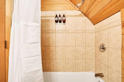 Cozy 4BR Cabin on 11 acres with pool, BBQ & patio! in Florahome, USA