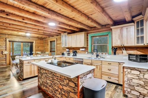 Cozy 4BR Cabin on 11 acres with pool, BBQ & patio! in Florahome, USA