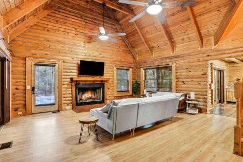 Cozy 4BR Cabin on 11 acres with pool, BBQ & patio! in Florahome, USA