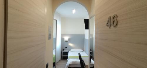 Single Room image 10