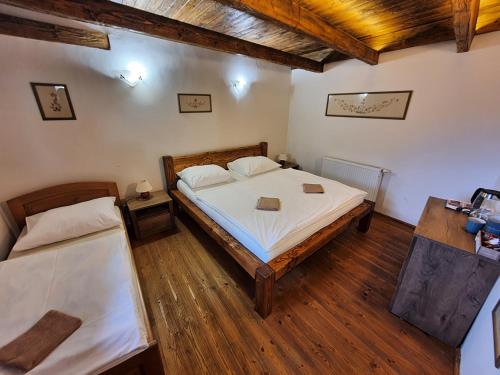 1 queen bed, 1 twin bed