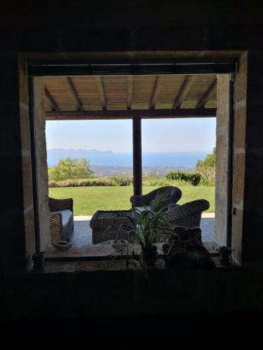 Sicilia tra cielo e mare con piscina