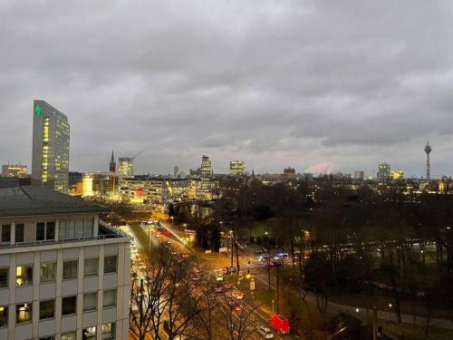 KaiserLoft Central Skylineblick Messe & City in Düsseldorf, Deutschland