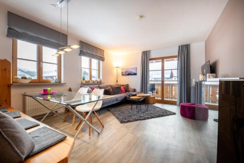 Apartment with Mountain View