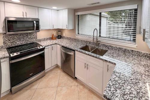 Beach Pebble Townhome about quarter Mile to Ocean! - image 5