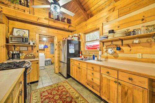 Quiet, Woodsy Retreat Deck and Kentucky Lake Access in New Concord, USA