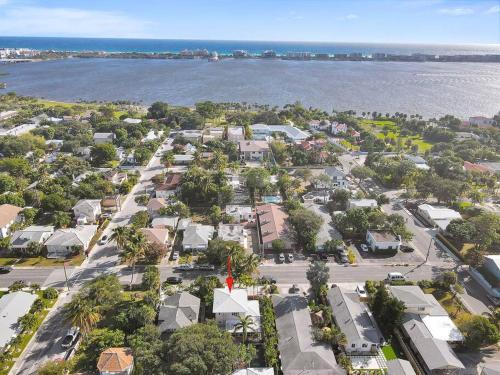 Charming Studio w Pool One Mile to Beach Pets Welcome