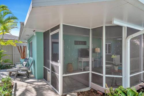 Charming Studio w Pool One Mile to Beach Pets Welcome