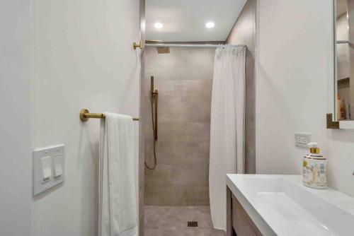 Charming Studio w Pool One Mile to Beach Pets Welcome