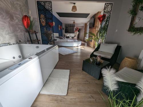 Gite Romantique avec Espace Balneo et Ciel Etoile "La Maison du Bonheur Saint Germer de Fly" Nuit Ro in Saint Germer De Fly